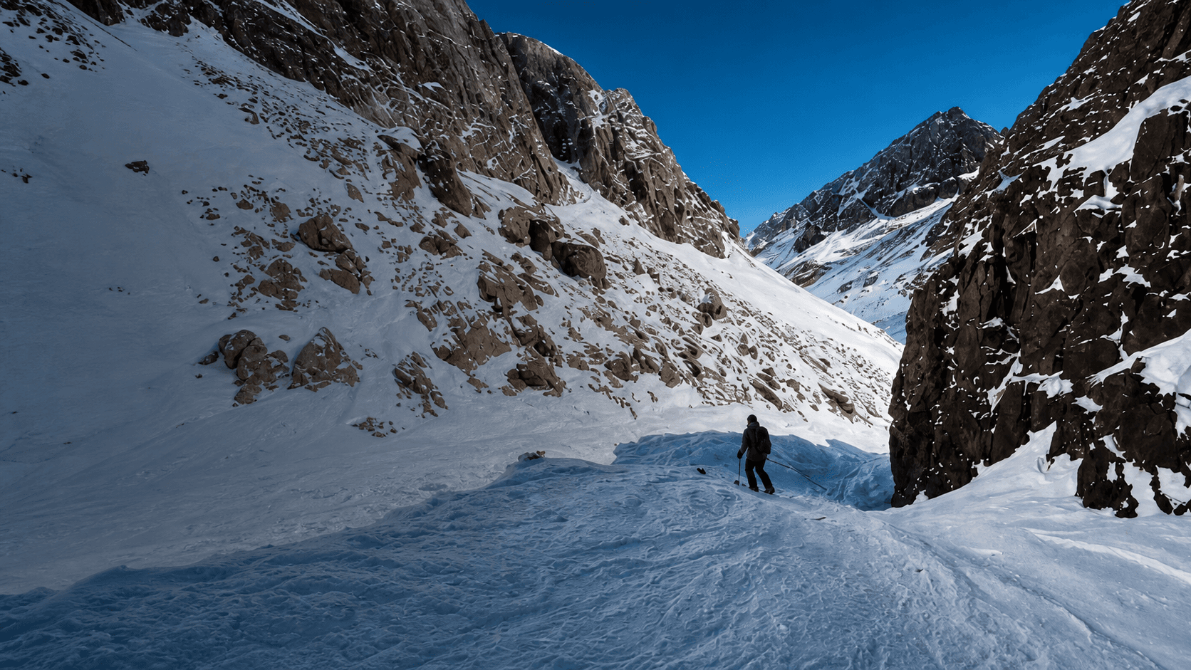 Panorama enneigé d'un vallon de l'Oukaïmeden dans le Haut Atlas