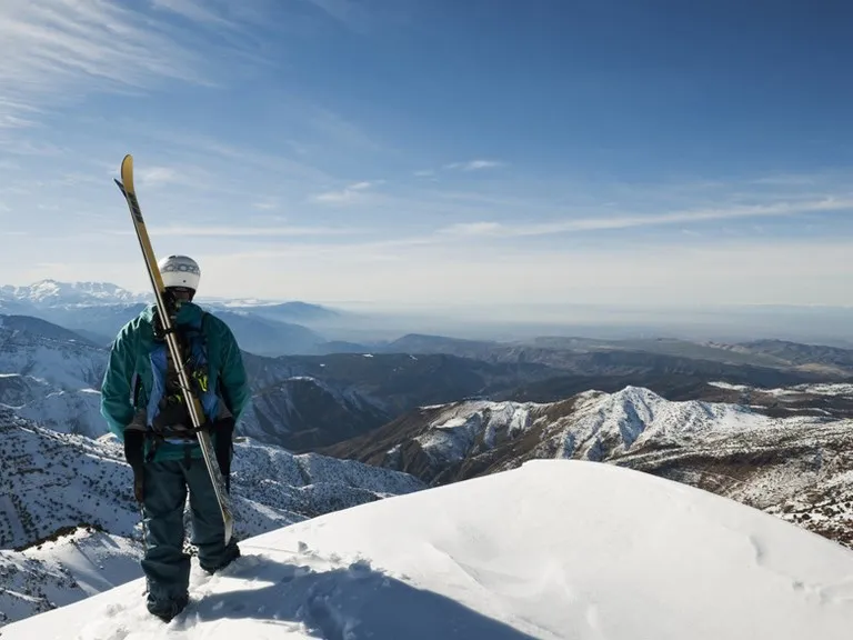 Skieur au sommet du Haut Atlas, dominant les vallées enneigées